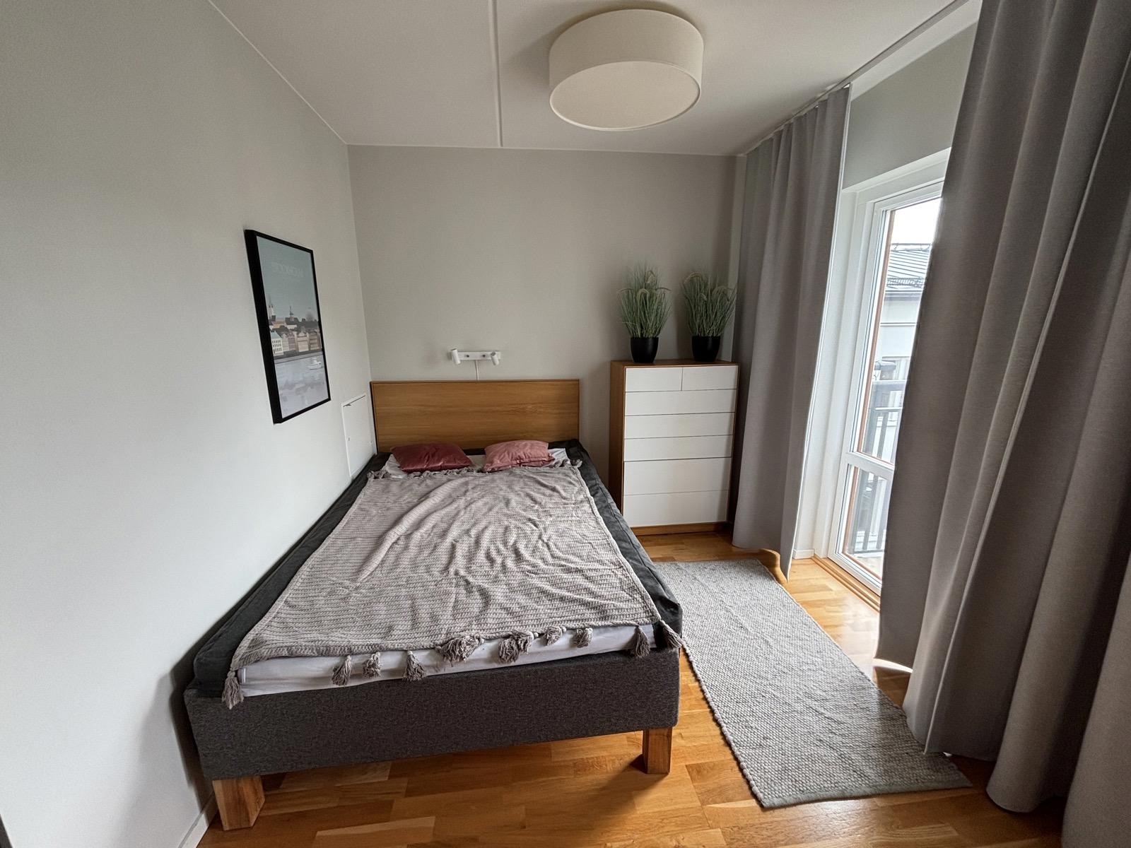 Inventarier till fullt möblerad enrummare - se alla bilder för komplett innehåll