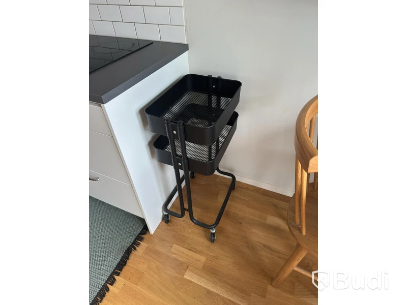 Inventarier till fullt möblerad enrummare - se alla bilder för komplett innehåll
