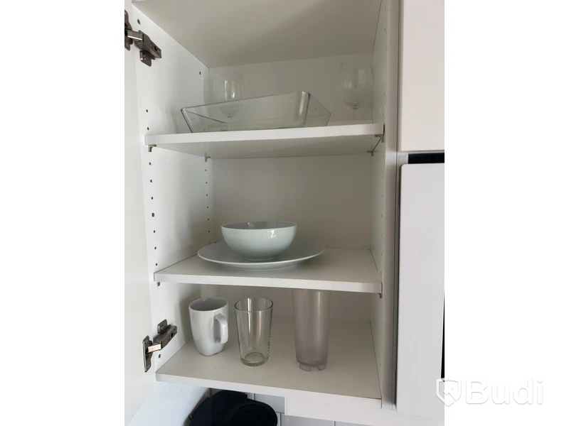 Inventarier till fullt möblerad enrummare - se alla bilder för komplett innehåll