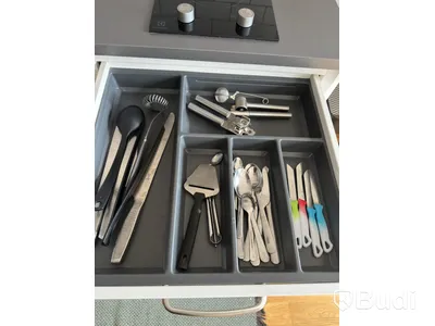 Inventarier till fullt möblerad enrummare - se alla bilder för komplett innehåll