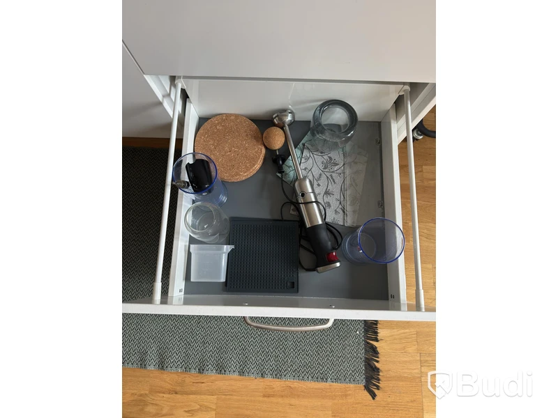 Inventarier till fullt möblerad enrummare - se alla bilder för komplett innehåll
