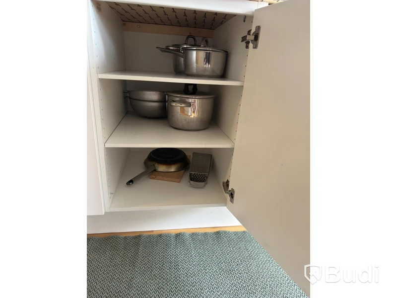 Inventarier till fullt möblerad enrummare - se alla bilder för komplett innehåll