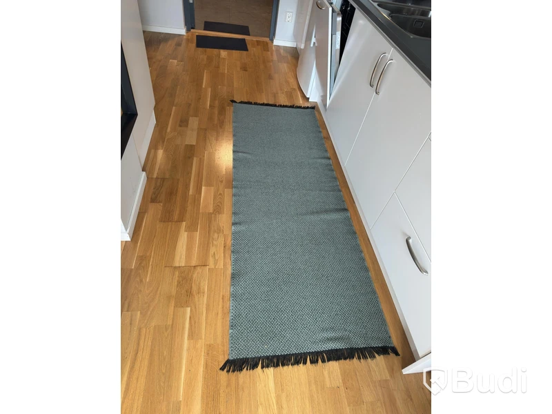 Inventarier till fullt möblerad enrummare - se alla bilder för komplett innehåll