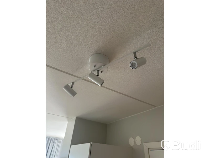 Inventarier till fullt möblerad enrummare - se alla bilder för komplett innehåll