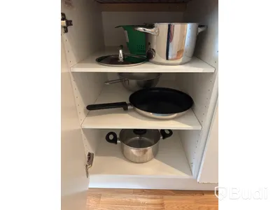 Inventarier till fullt möblerad enrummare - se alla bilder för komplett innehåll