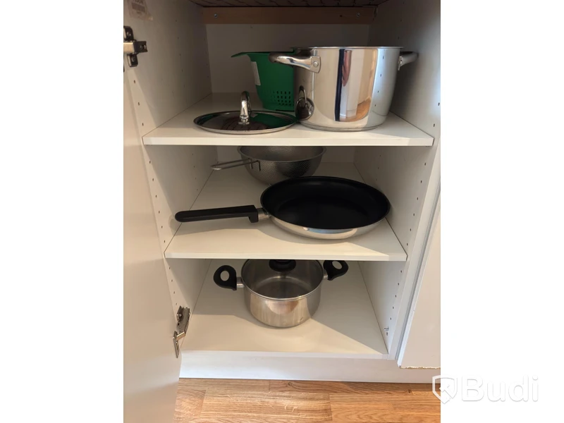 Inventarier till fullt möblerad enrummare - se alla bilder för komplett innehåll