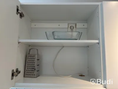 Inventarier till fullt möblerad enrummare - se alla bilder för komplett innehåll