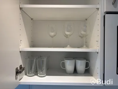 Inventarier till fullt möblerad enrummare - se alla bilder för komplett innehåll