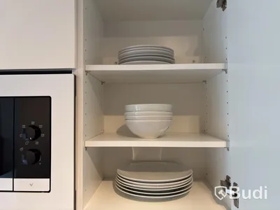 Inventarier till fullt möblerad enrummare - se alla bilder för komplett innehåll