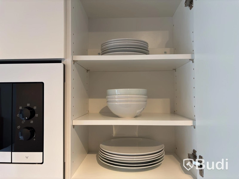 Inventarier till fullt möblerad enrummare - se alla bilder för komplett innehåll