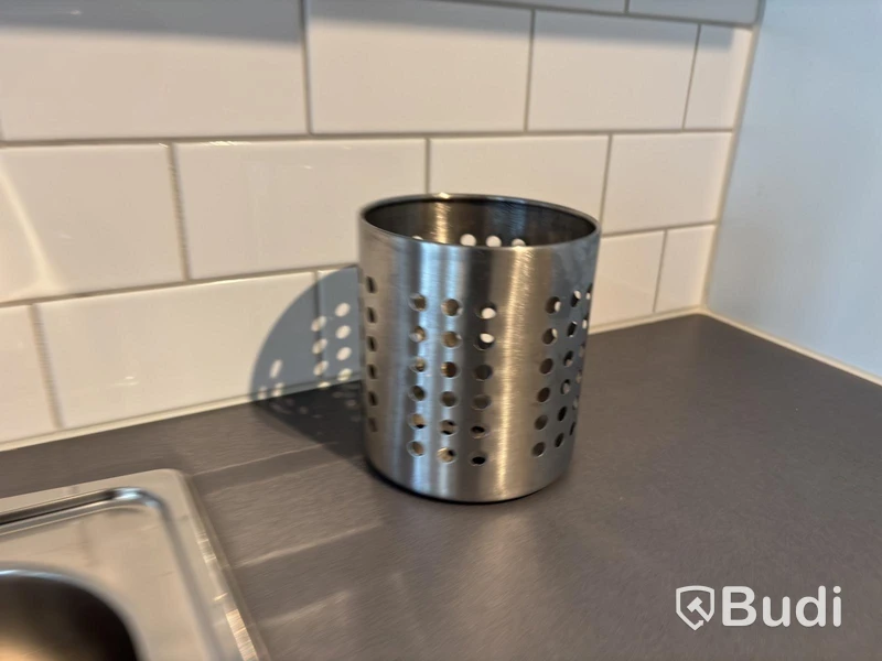 Inventarier till fullt möblerad enrummare - se alla bilder för komplett innehåll