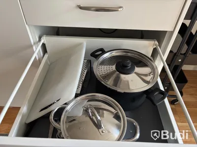 Inventarier till fullt möblerad enrummare - se alla bilder för komplett innehåll