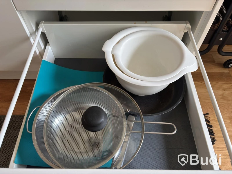 Inventarier till fullt möblerad enrummare - se alla bilder för komplett innehåll