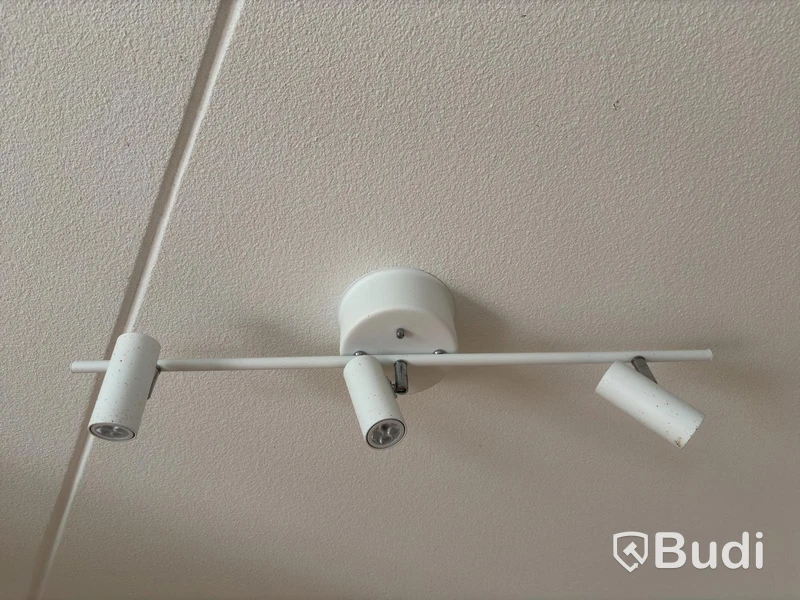Inventarier till fullt möblerad enrummare - se alla bilder för komplett innehåll