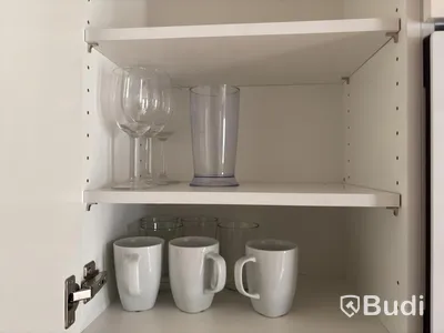 Inventarier till fullt möblerad enrummare - se alla bilder för komplett innehåll