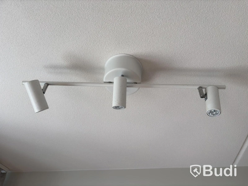 Inventarier till fullt möblerad enrummare - se alla bilder för komplett innehåll