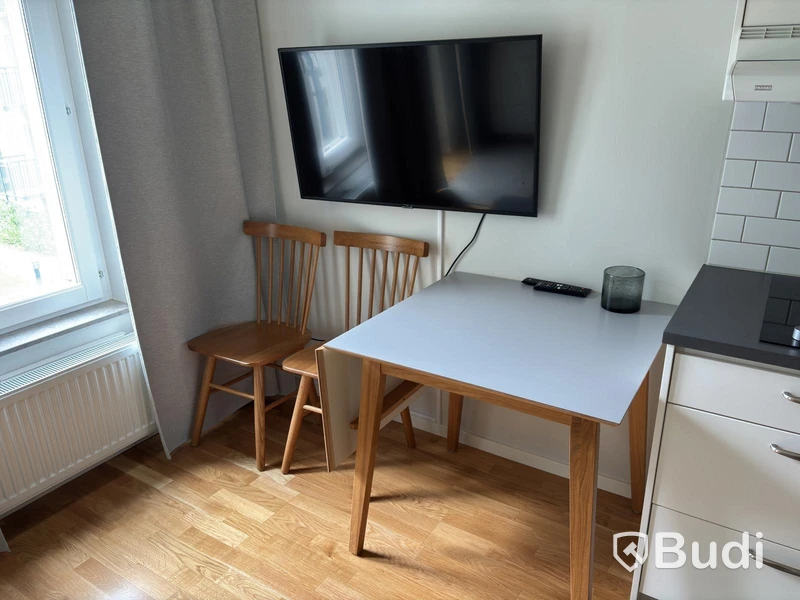 Inventarier till fullt möblerad enrummare - se alla bilder för komplett innehåll