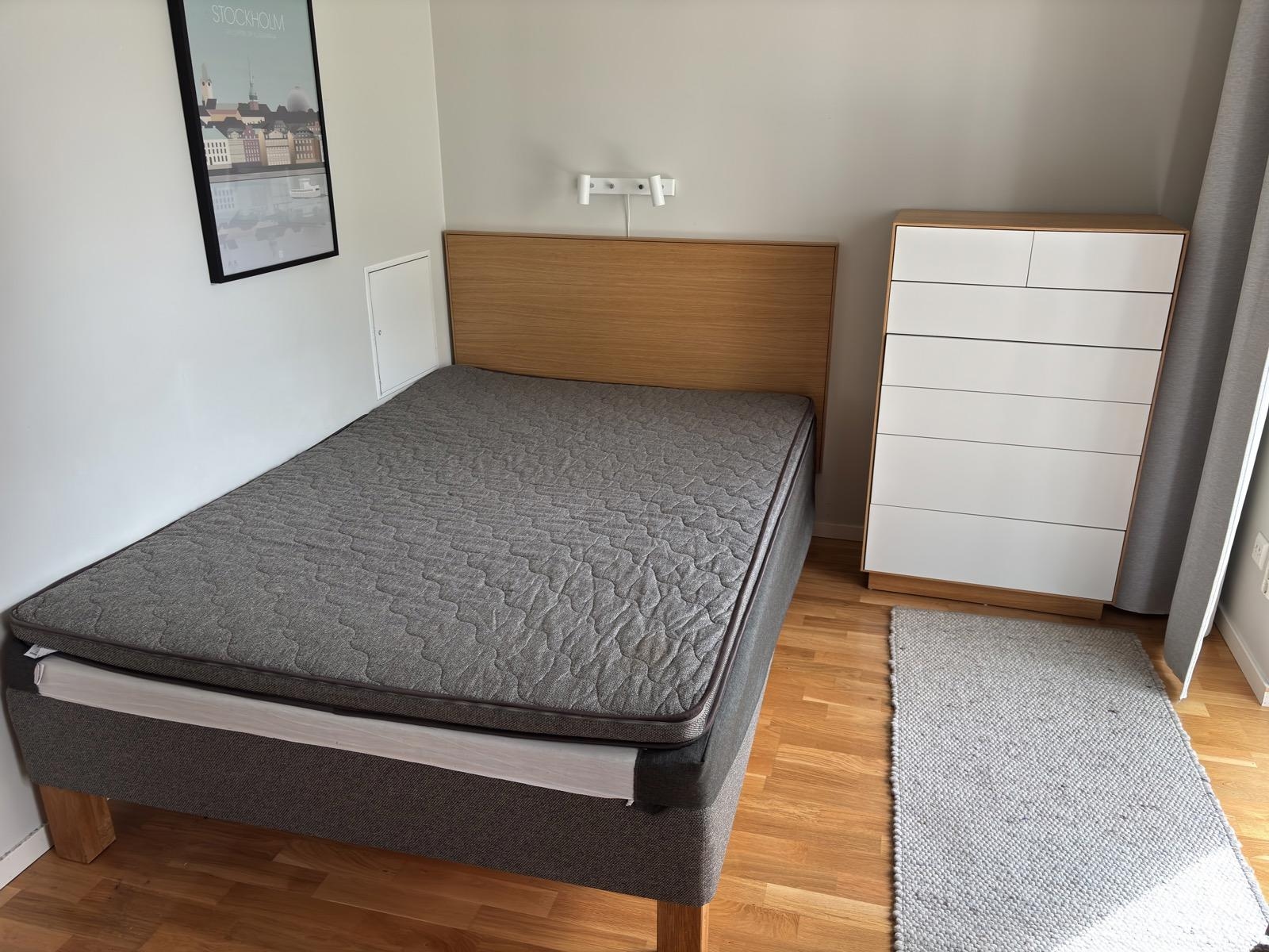 Inventarier till fullt möblerad enrummare - se alla bilder för komplett innehåll