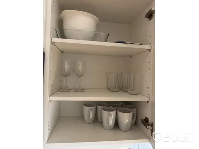 Inventarier till fullt möblerad enrummare - se alla bilder för komplett innehåll