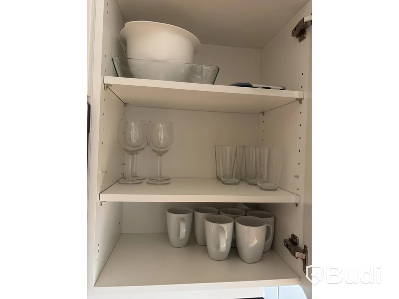 Inventarier till fullt möblerad enrummare - se alla bilder för komplett innehåll