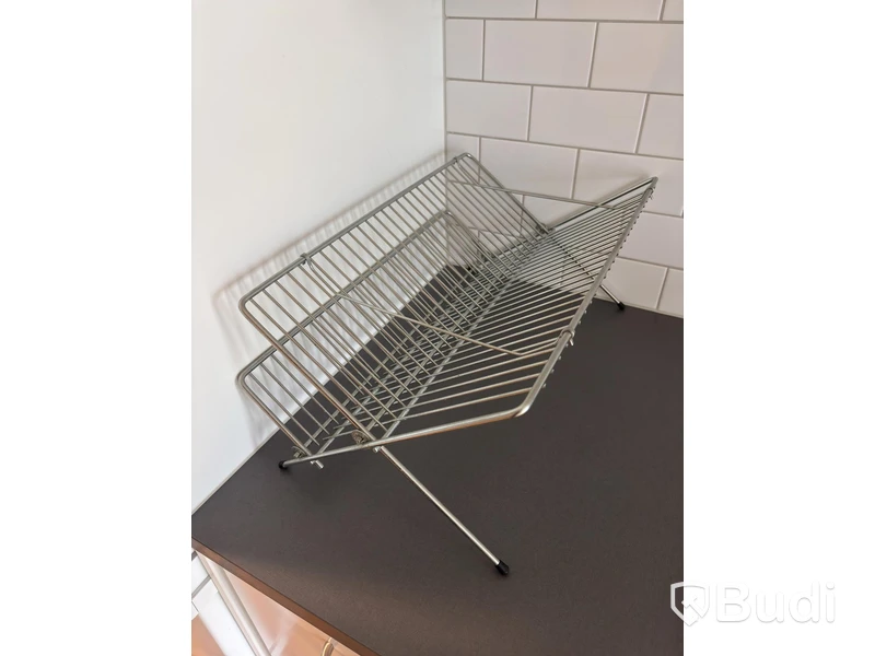 Inventarier till fullt möblerad enrummare - se alla bilder för komplett innehåll