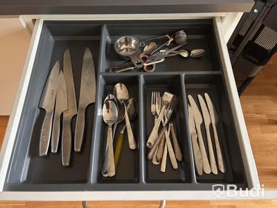 Inventarier till fullt möblerad enrummare - se alla bilder för komplett innehåll