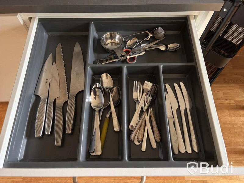 Inventarier till fullt möblerad enrummare - se alla bilder för komplett innehåll