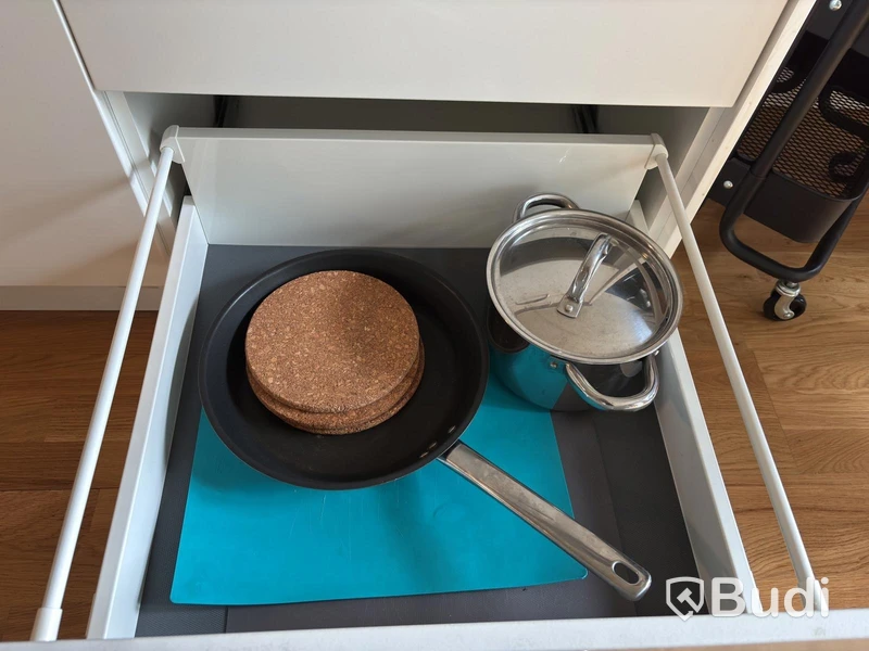 Inventarier till fullt möblerad enrummare - se alla bilder för komplett innehåll