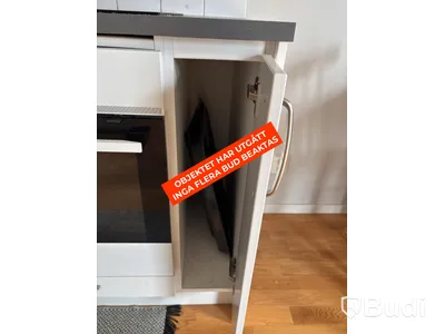 Inventarier till fullt möblerad enrummare - se alla bilder för komplett innehåll
