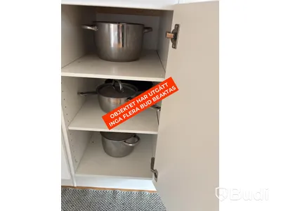 Inventarier till fullt möblerad enrummare - se alla bilder för komplett innehåll