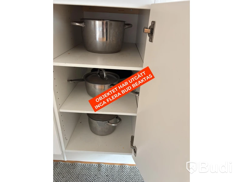 Inventarier till fullt möblerad enrummare - se alla bilder för komplett innehåll