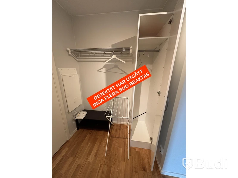 Inventarier till fullt möblerad enrummare - se alla bilder för komplett innehåll