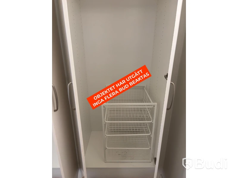 Inventarier till fullt möblerad enrummare - se alla bilder för komplett innehåll