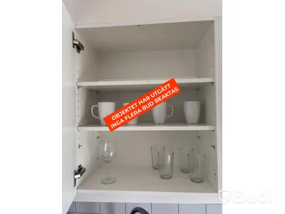 Inventarier till fullt möblerad enrummare - se alla bilder för komplett innehåll