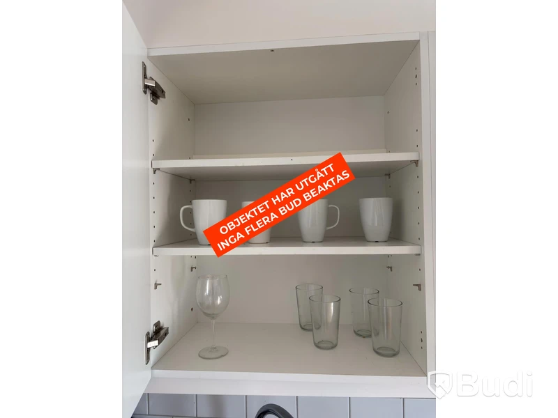 Inventarier till fullt möblerad enrummare - se alla bilder för komplett innehåll
