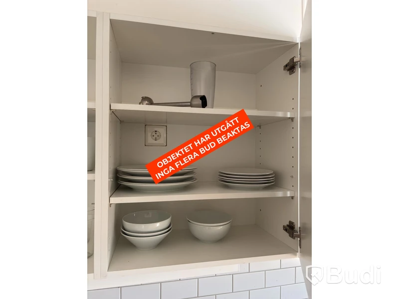 Inventarier till fullt möblerad enrummare - se alla bilder för komplett innehåll