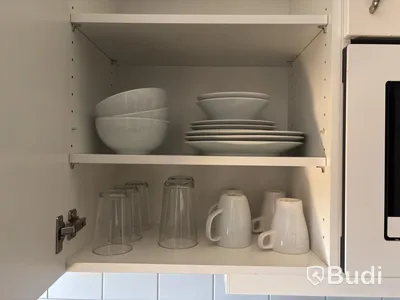 Inventarier till fullt möblerad enrummare - se alla bilder för komplett innehåll