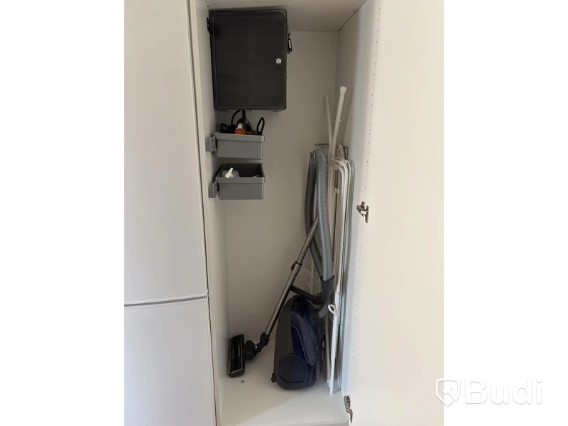 Inventarier till fullt möblerad enrummare - se alla bilder för komplett innehåll