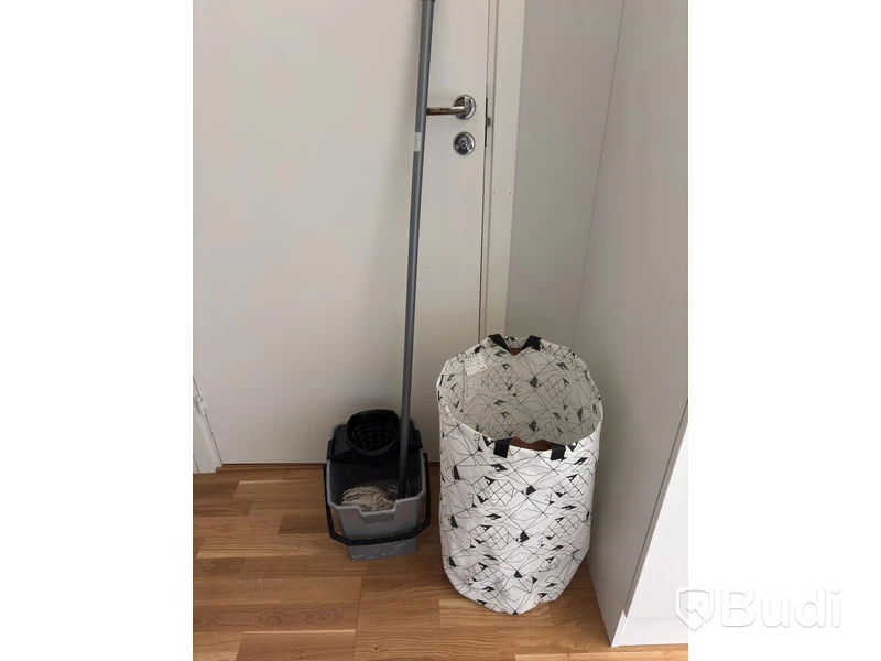 Inventarier till fullt möblerad enrummare - se alla bilder för komplett innehåll