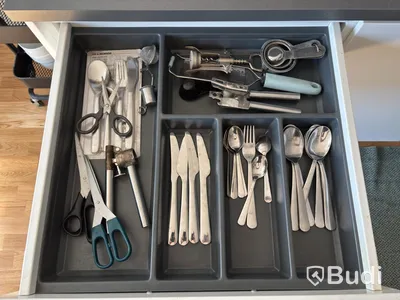 Inventarier till fullt möblerad enrummare - se alla bilder för komplett innehåll