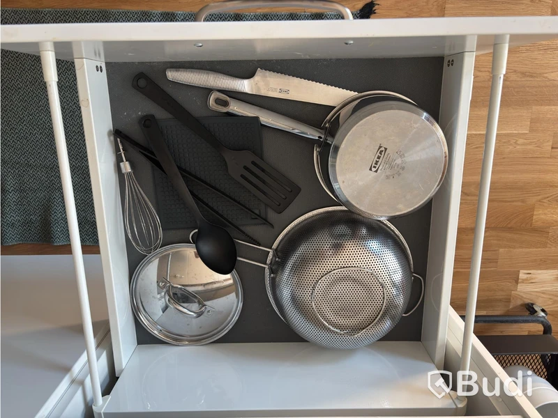Inventarier till fullt möblerad enrummare - se alla bilder för komplett innehåll