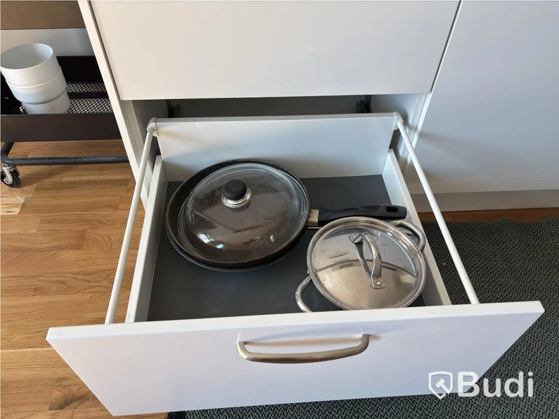 Inventarier till fullt möblerad enrummare - se alla bilder för komplett innehåll