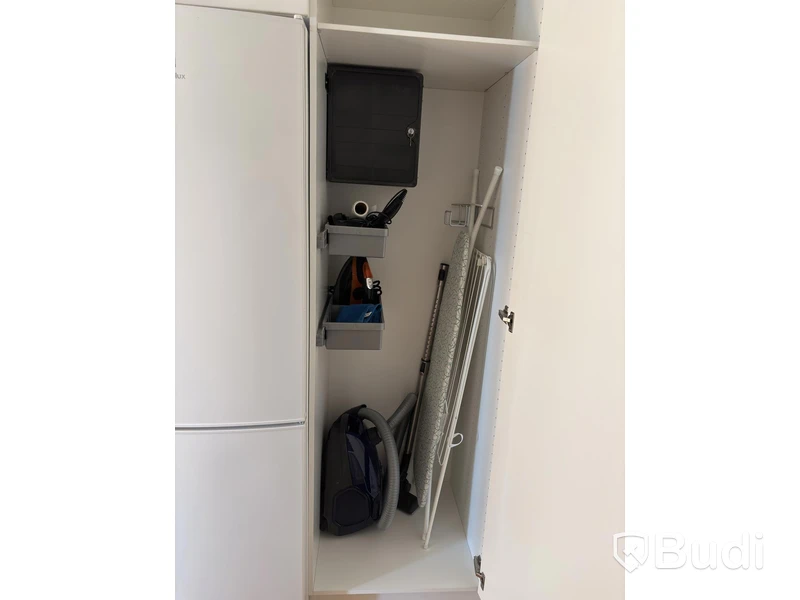 Inventarier till fullt möblerad enrummare - se alla bilder för komplett innehåll