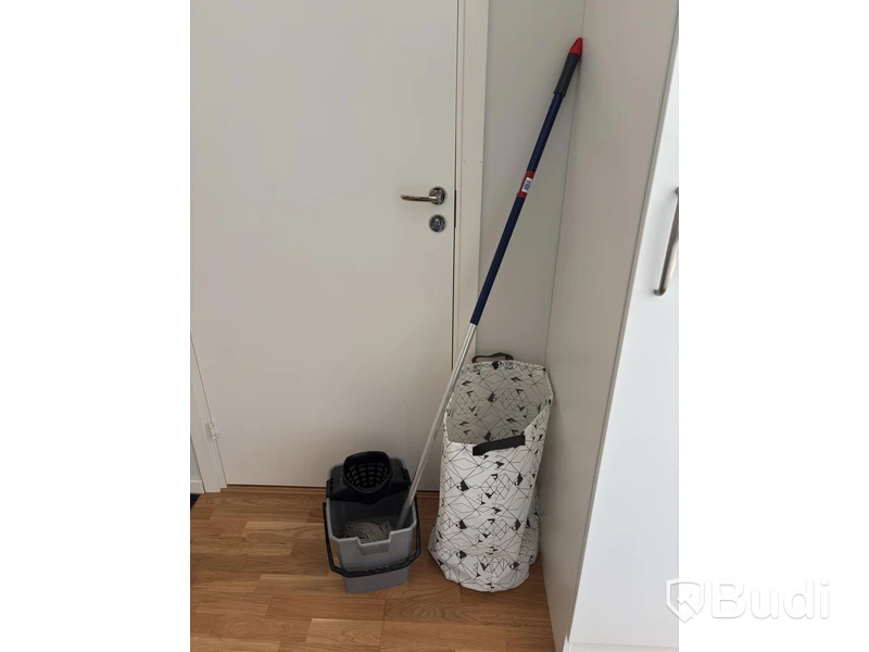 Inventarier till fullt möblerad enrummare - se alla bilder för komplett innehåll