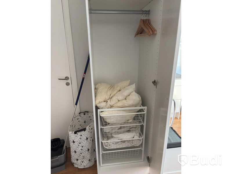 Inventarier till fullt möblerad enrummare - se alla bilder för komplett innehåll