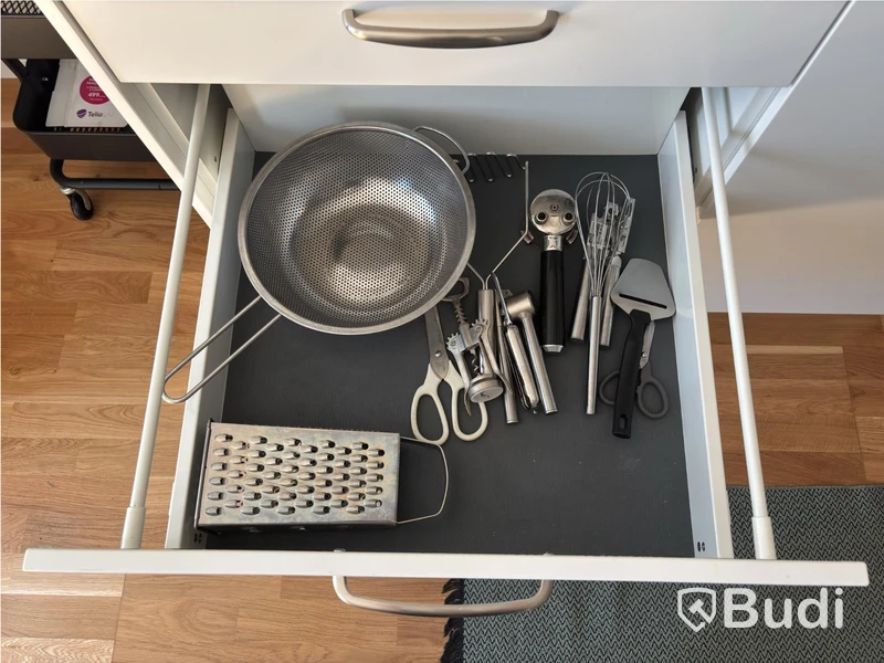 Inventarier till fullt möblerad enrummare - se alla bilder för komplett innehåll