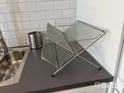 Inventarier till fullt möblerad enrummare - se alla bilder för komplett innehåll