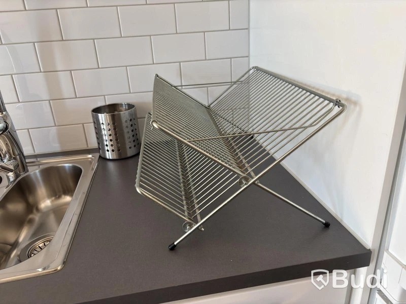 Inventarier till fullt möblerad enrummare - se alla bilder för komplett innehåll