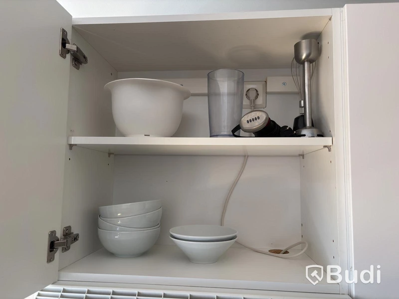 Inventarier till fullt möblerad enrummare - se alla bilder för komplett innehåll