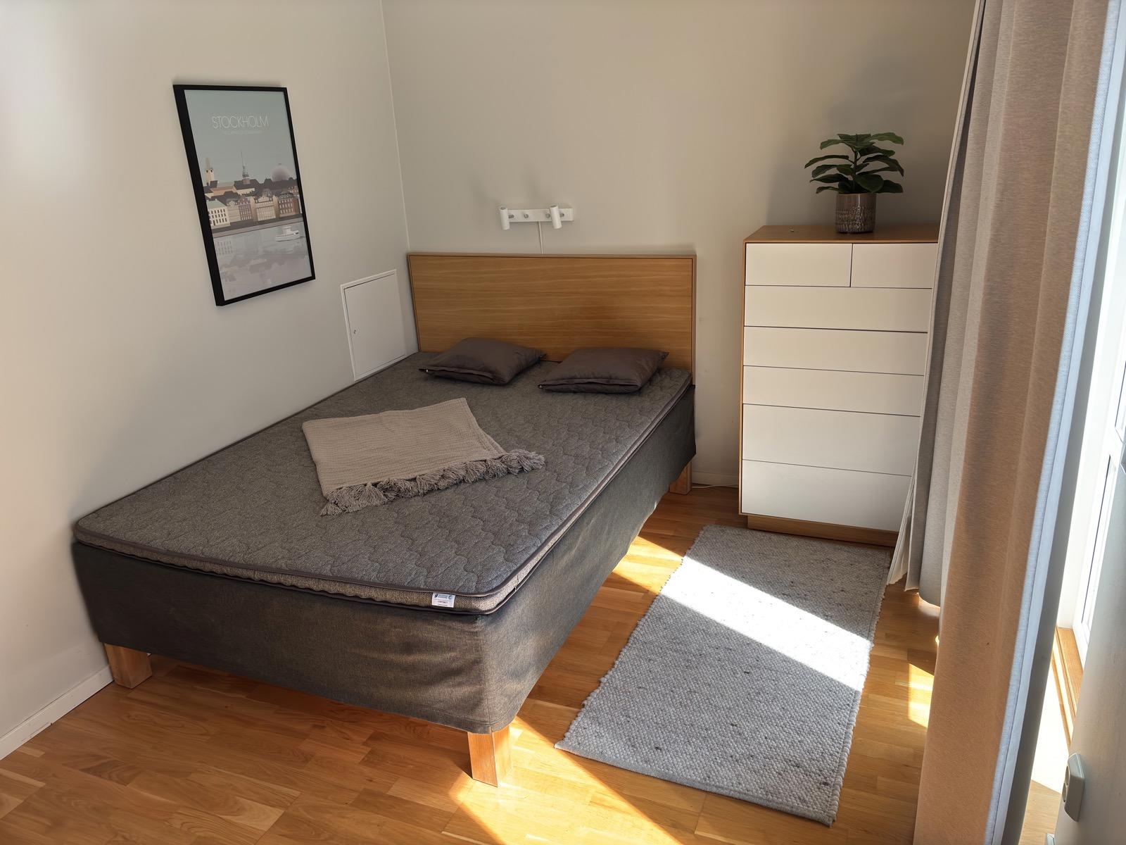Inventarier till fullt möblerad enrummare - se alla bilder för komplett innehåll